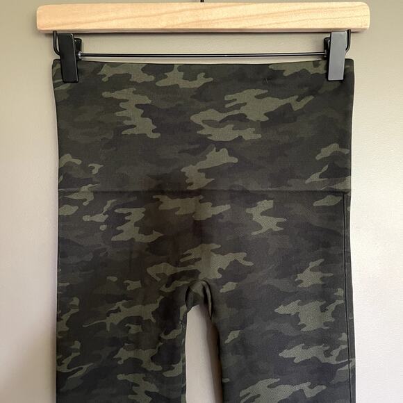 SPANX Look At Me Now Seamless Leggings Green Camo Size Medium High Rise Slimming - Picture 12 of 16